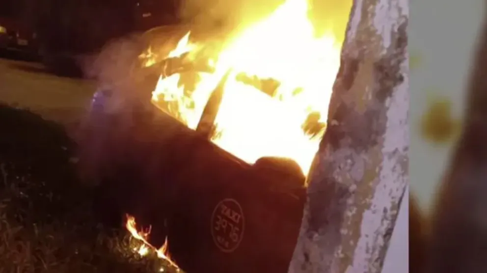 Rosario caliente: incendiaron otro taxi a pocas cuadras de donde asesinaron a Diego Celentano