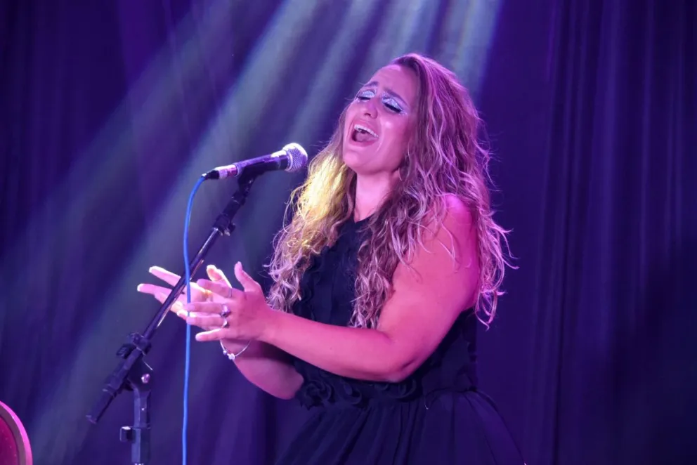 Inaugura la muestra "Renacer" y se presenta Flor Celani en el Centro Cultural Rada Tilly 