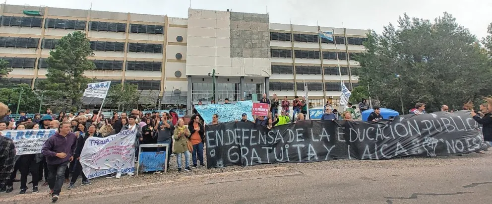 Universidad Pública: estudiantes, docentes y no docentes realizaron un abrazo simbólico