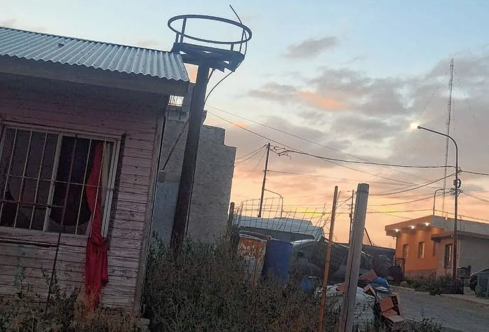 La policía de Deseado detuvo a una pareja infraganti mientras intentaba alzarse con un tanque de agua