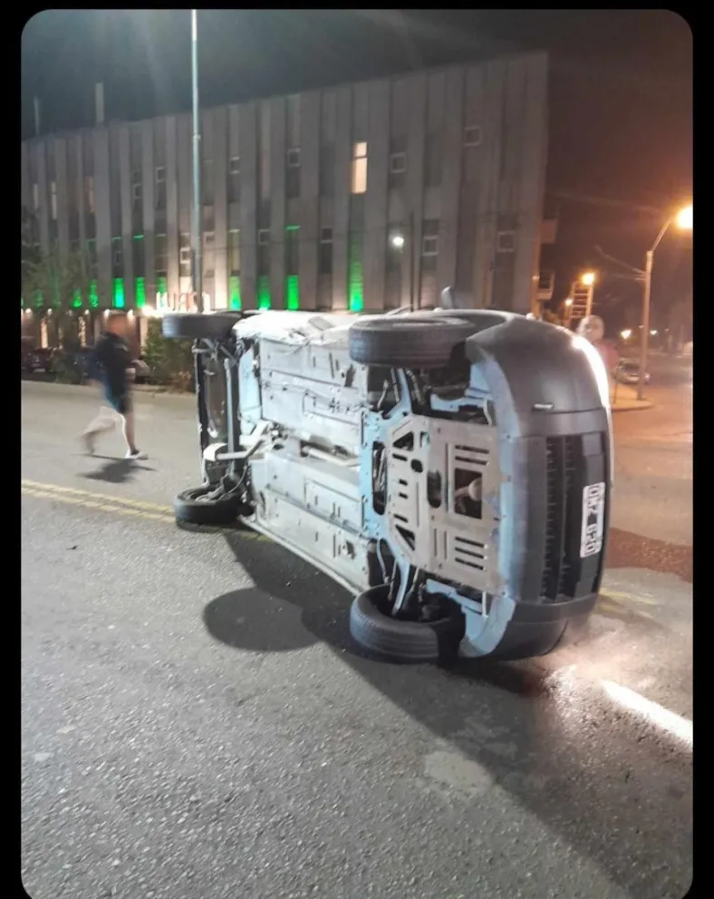 Estaba alcoholizado, chocó y volcó