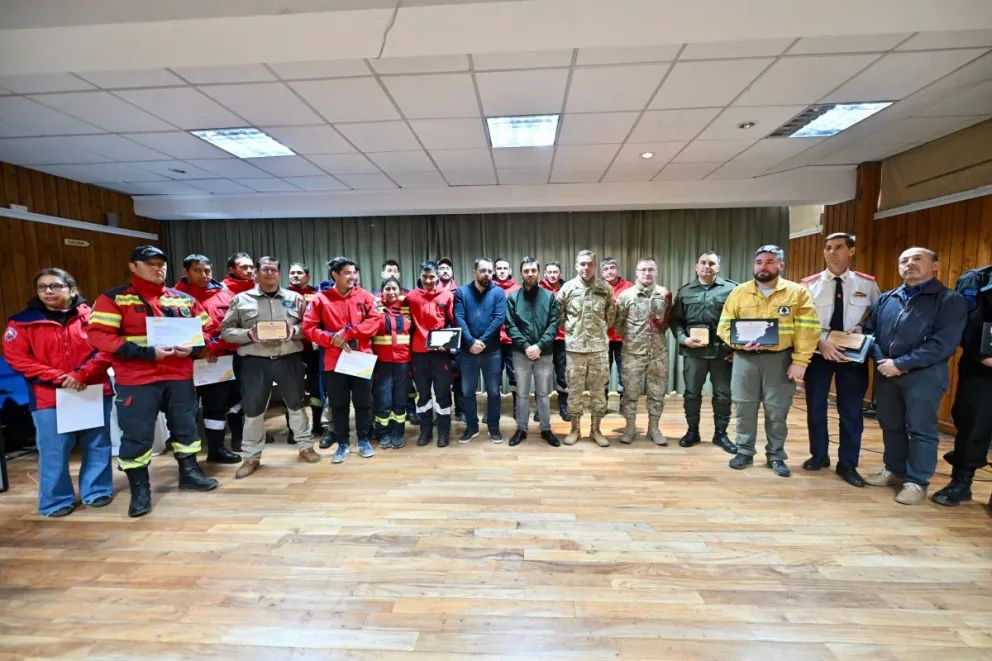 Torres reconoció a los brigadistas, bomberos e instituciones que combatieron los incendios del Parque Nacional “Los Alerces”