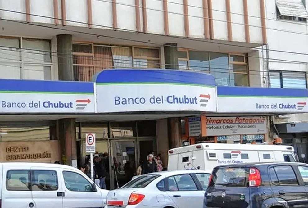 Los bancos suspenden su atención al público durante cuatro días