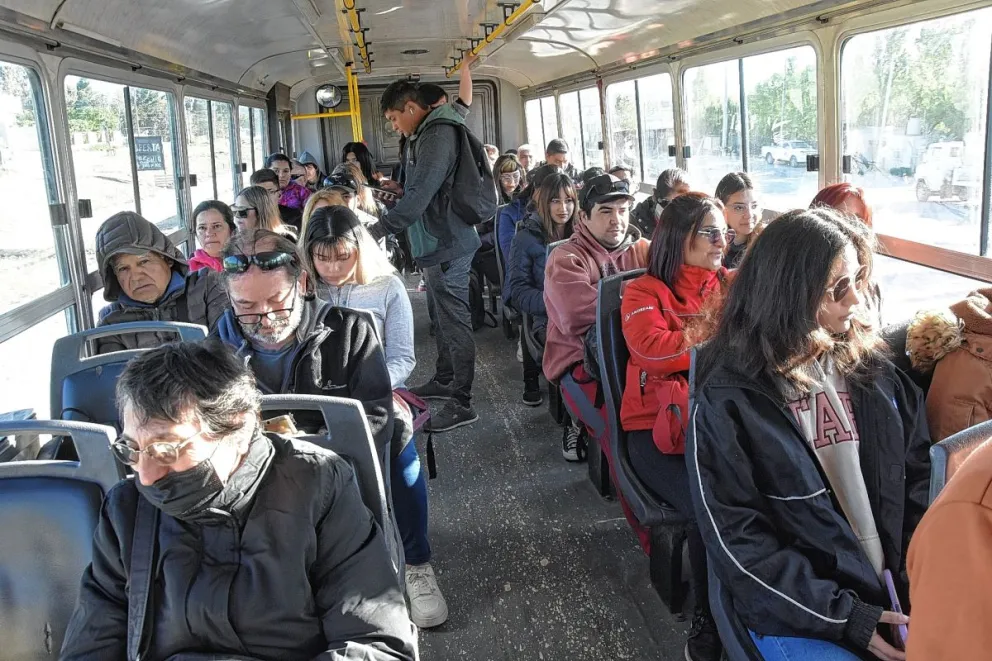 Ante la inflación de marzo, el Gobierno nacional planea congelar tarifas de colectivos y trenes