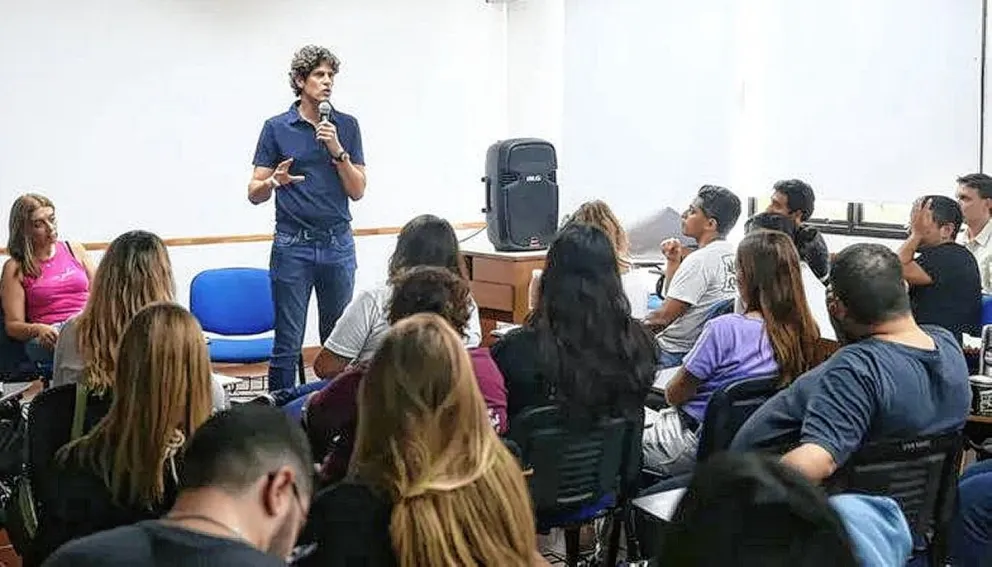 Lousteau suma apoyo y crece la interna radical