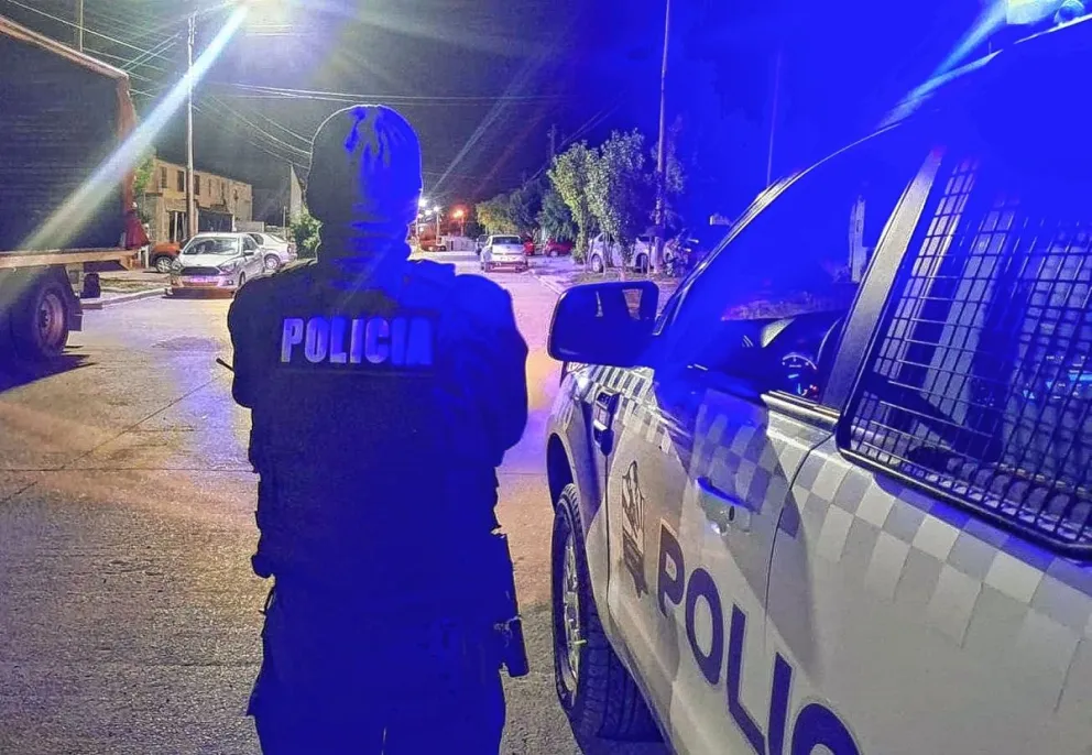 Dos individuos fueron interceptados tras saltar un paredón y uno intentó agredir a los policías y fue detenido