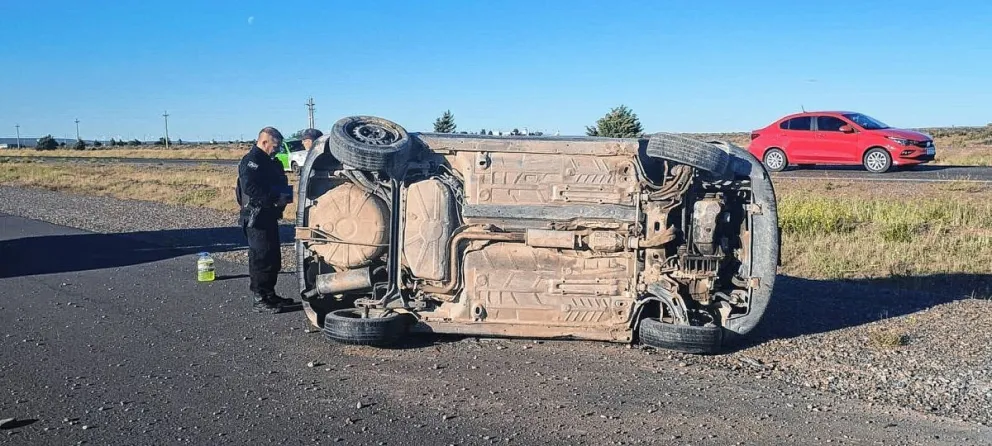 Conductor volcó el auto en acceso a Trelew por esquivar a un perro, y terminó con sus dos hijos en el hospital