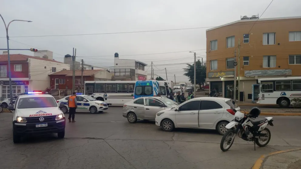 Dos vehículos colisionaron y una mujer fue derivada al hospital al sufrir un ataque de epilepsia