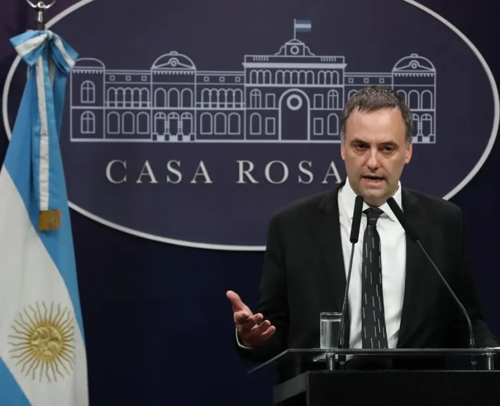 El Gobierno anunció que cerrará dos organismos públicos y despedirá a 900 empleados