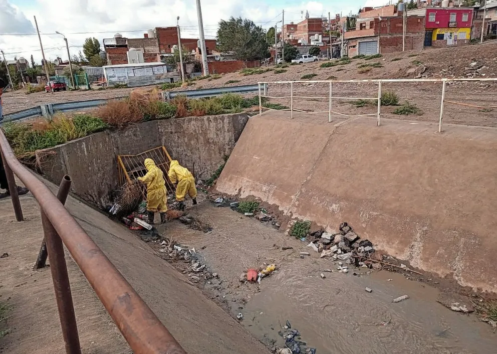 No hubo mayores complicaciones por la lluvia, pero siguen arrojando residuos a los canales
