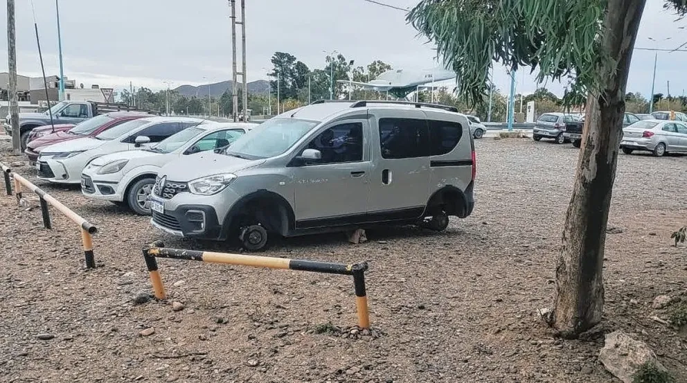 Se van de viaje, dejan estacionados los autos en un parque de las afueras del aeropuerto y les roban las ruedas