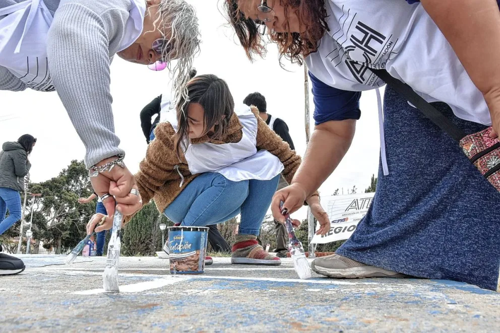 Hicieron una pintada de pañuelos en la plaza ex SUPE en conmemoración al 24 de marzo