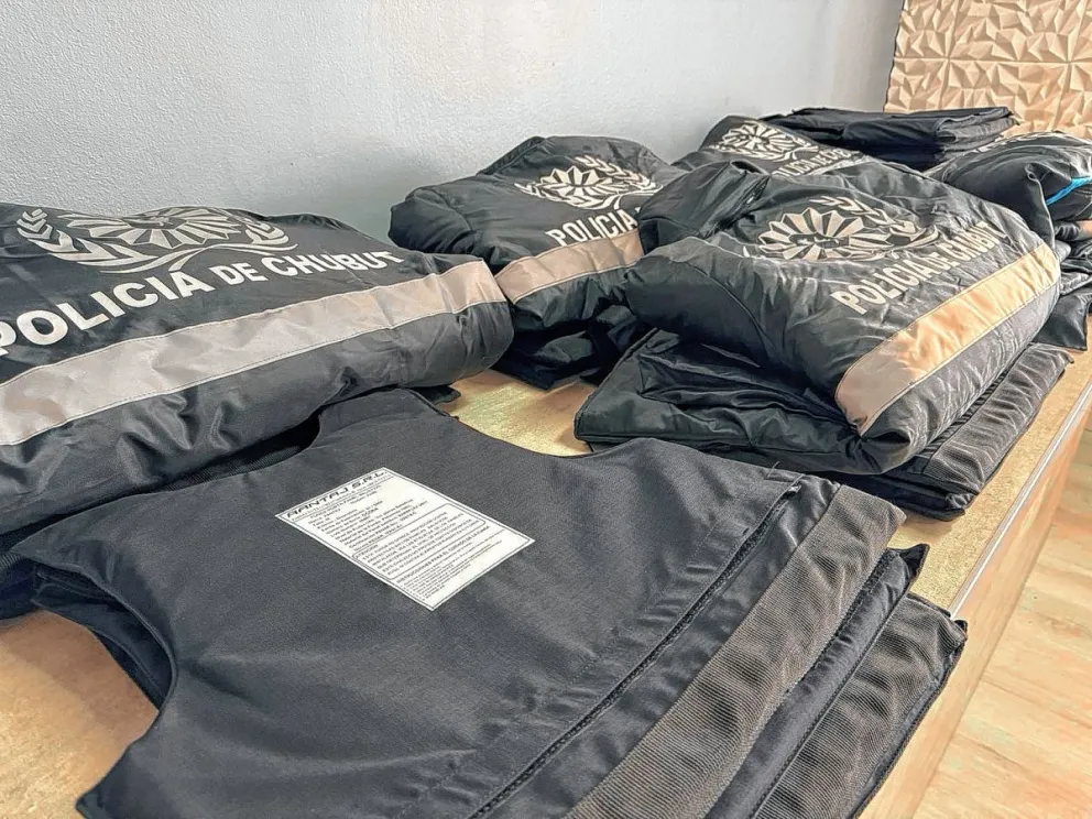 Entregaron gabanes y chalecos balísticos a policías de Comodoro
