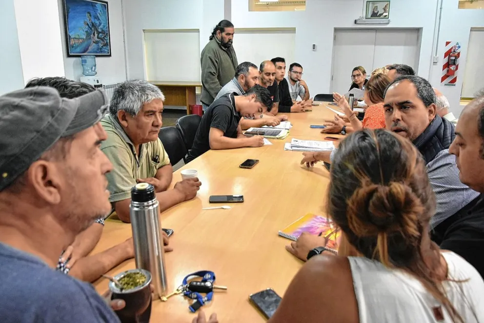 Taxistas y remiseros llevaron sus reclamos al Concejo: “Queremos laburar tranquilos”