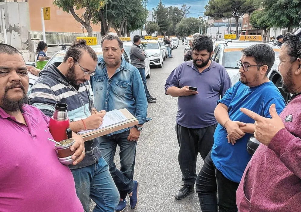 Vecinos entregaron un petitorio respaldado por más de 2.500 firmas contra la suba tarifaria de luz y agua
