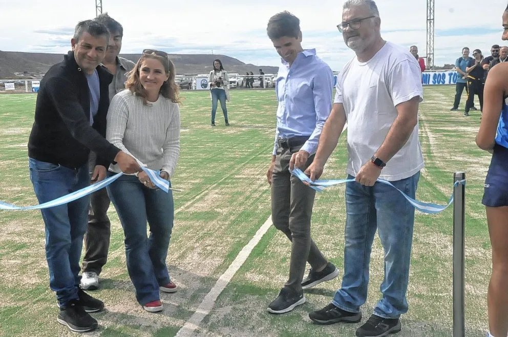 Chenque RC inauguró su cancha de hockey de césped sintético