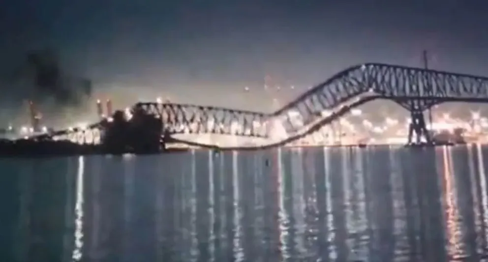 Impactante: colapsó un puente en EEUU y decenas de vehículos cayeron al agua