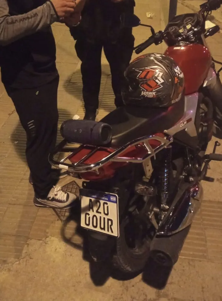 Lo atraparon en un control, conduciendo sin licencia