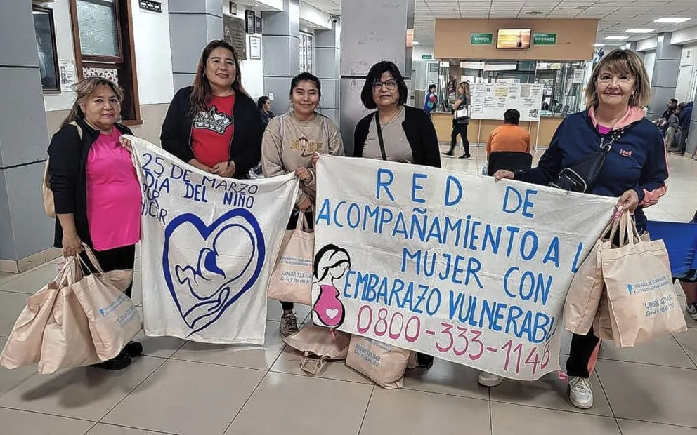 Una ONG local entregó más de 60 ajuares a embarazadas y mamás de bebés recién nacidos