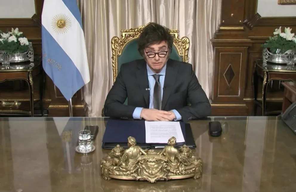 Milei vuelve a tensar la relación con sus pares: llamó "ignorante" a López Obrador y "terrorista" a Petro