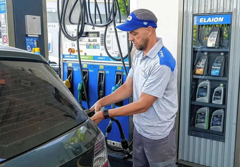 Aumenta la nafta: cuánto cuesta el litro de súper en YPF desde el 1° de abril