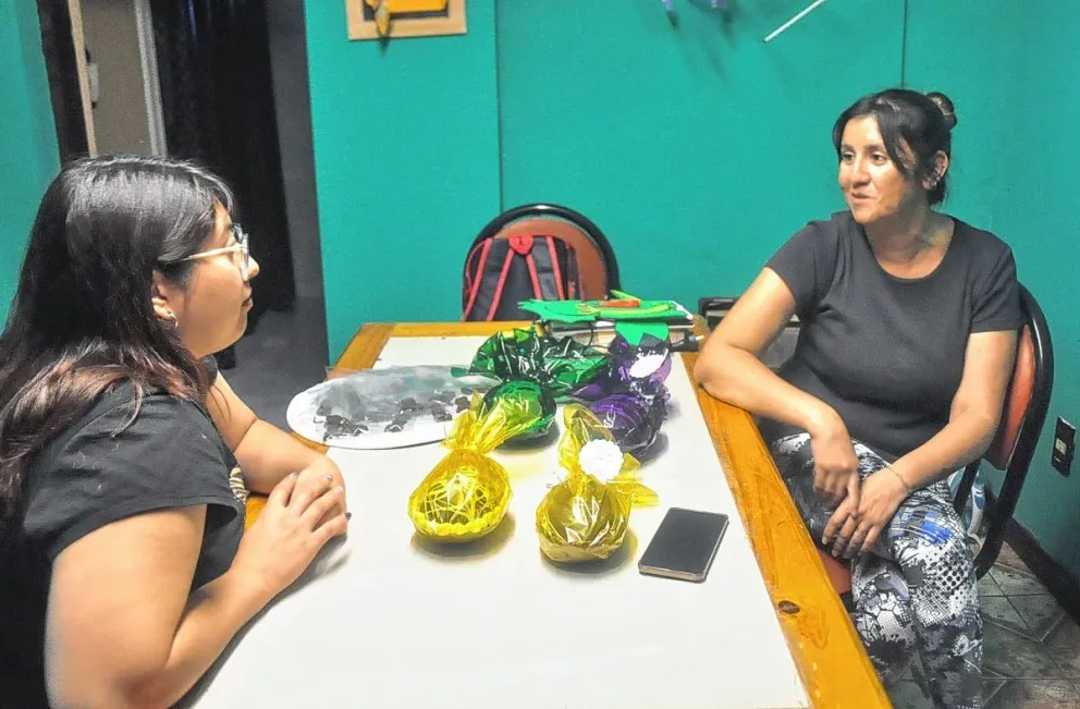 Las vendedoras independientes ofrecen variedad de diseños y precios en los productos de pascuas