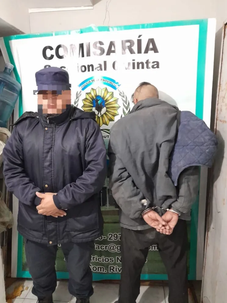 Entró a una vivienda y amenazó al propietario, pero lo redujo hasta la llegada de la policía