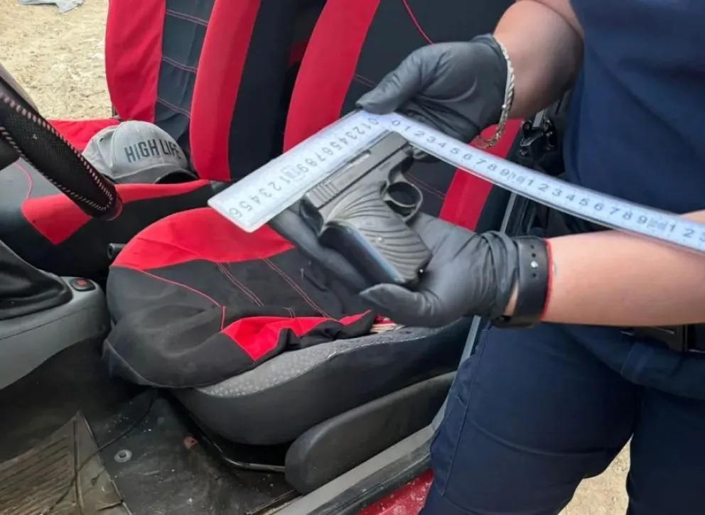 Quisieron evitar un control y llevaban un arma de fuego