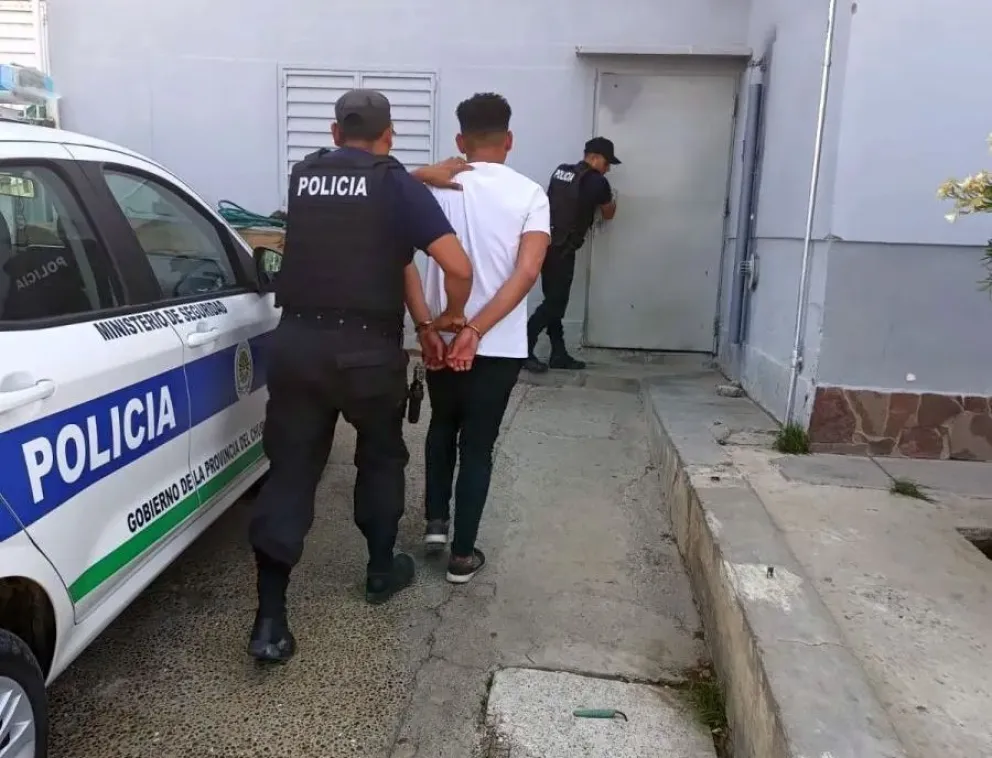 Quiso robar pollos y agredió a un empleado del local y clientes