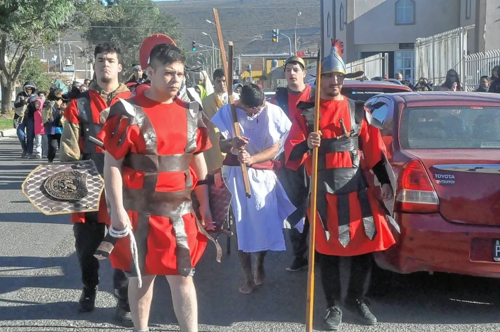 En la Parroquia San Cayetano nuevamente realizaron un Via Crucis viviente