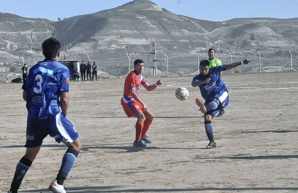 Ferro y una victoria para subirse a la punta