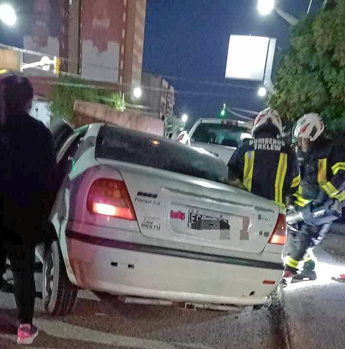 Mujer pierde el dominio del auto y choca a tres vehículos estacionados: ella y su acompañante al hospital