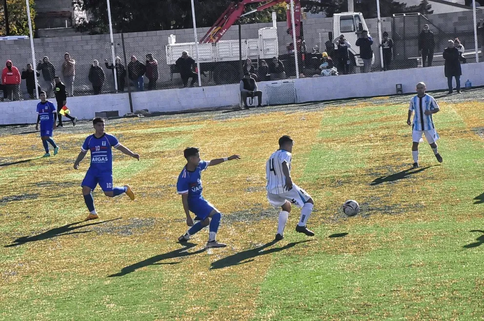 Saavedra volvió al triunfo y sigue prendido