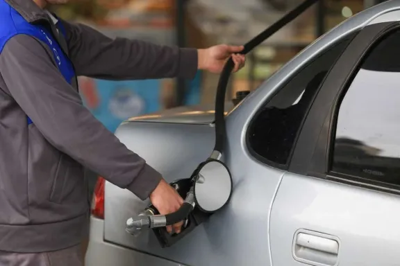 YPF mantiene subas diarias en los surtidores del país