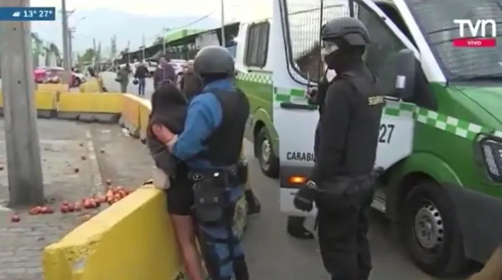 Chile: una mujer baleó a tres personas después de sacarle el arma a un guardia cuando era detenida