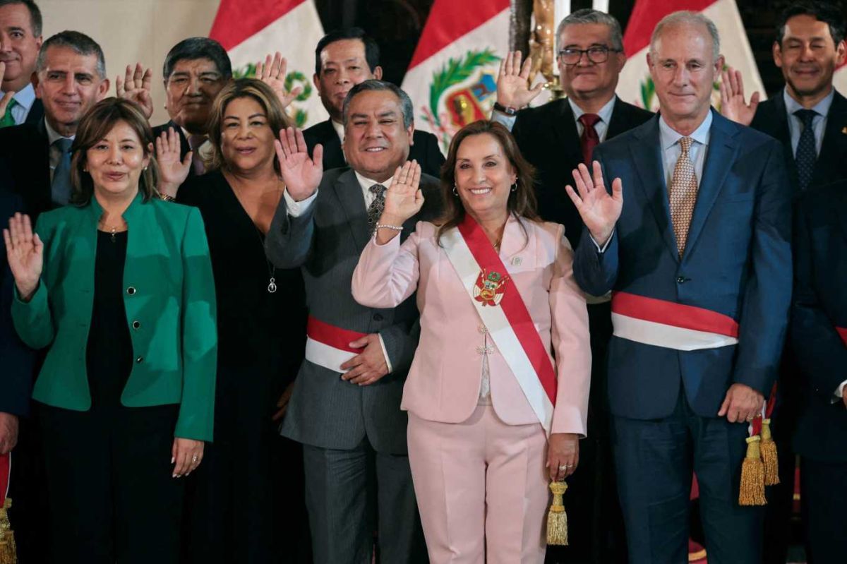 Renunciaron seis ministros en Perú en medio de escándalo de relojes Rolex de Boluarte