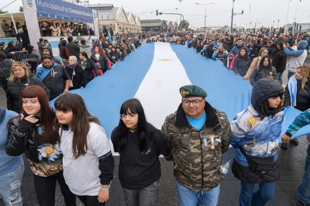 Homenajes y desfile cívico-militar por el 42° aniversario de la Guerra de Malvinas