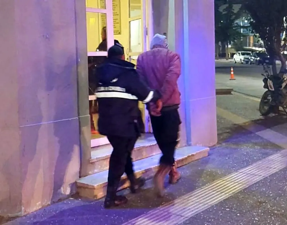 Rompieron la puerta de una vivienda para ingresar a robar y los detuvieron