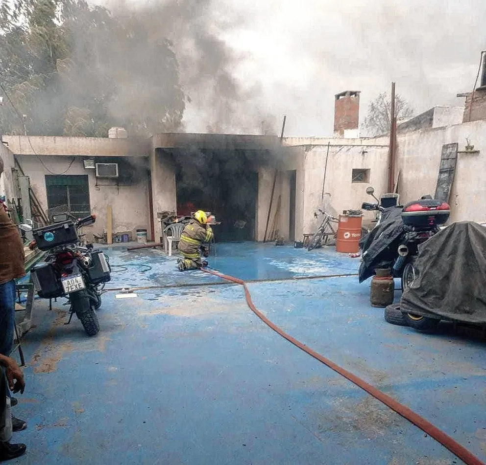 Feroz vendaval en Trelew tira postes de luz, árboles, vuela techos y provoca incendios