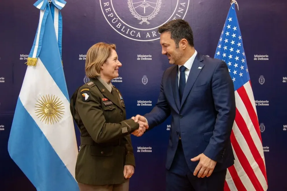 Richardson visitó a Petri y oficializó la transferencia de un nuevo Hércules C-130H a la Fuerza Aérea