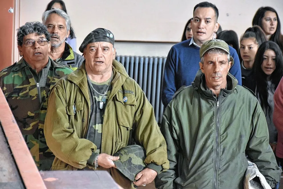 Soldados TOAS entregaron una placa reconocimiento al Colegio Perito Moreno