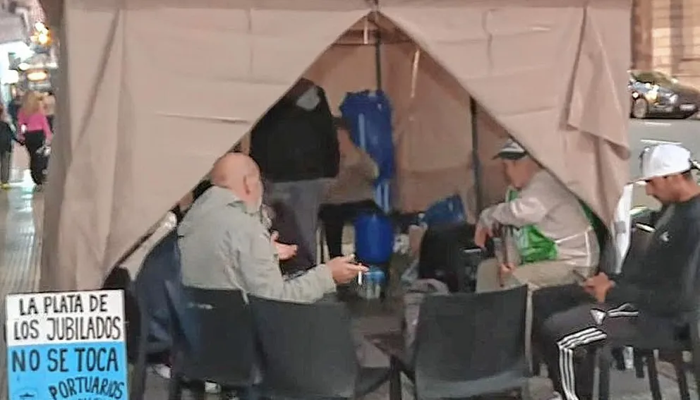 Jubilados acampan frente al Congreso en reclamo de mejoras en haberes y pensiones