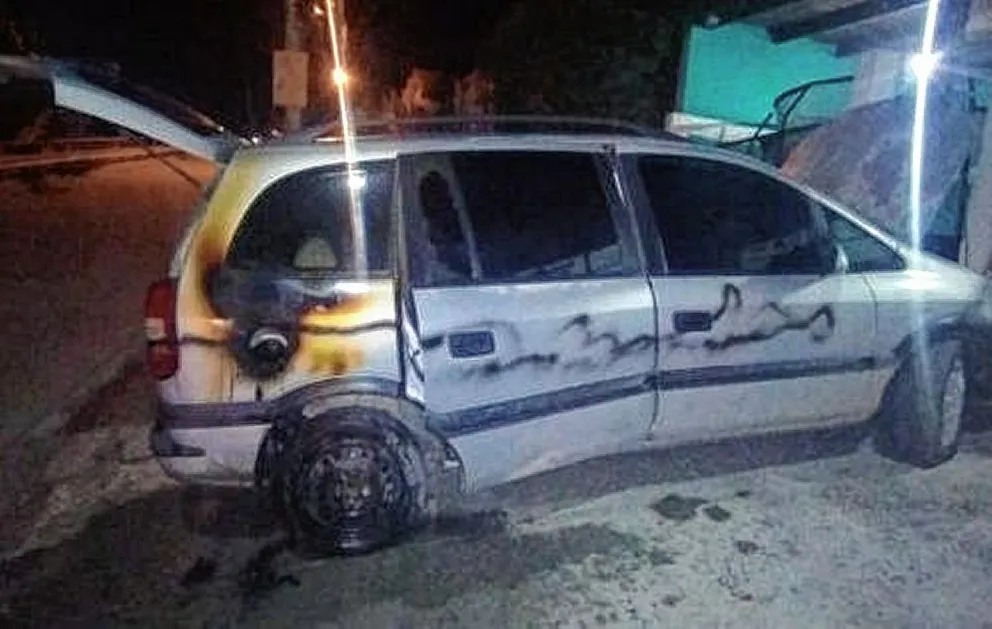 Posible incendio intencional destruyó dos vehículos estacionados