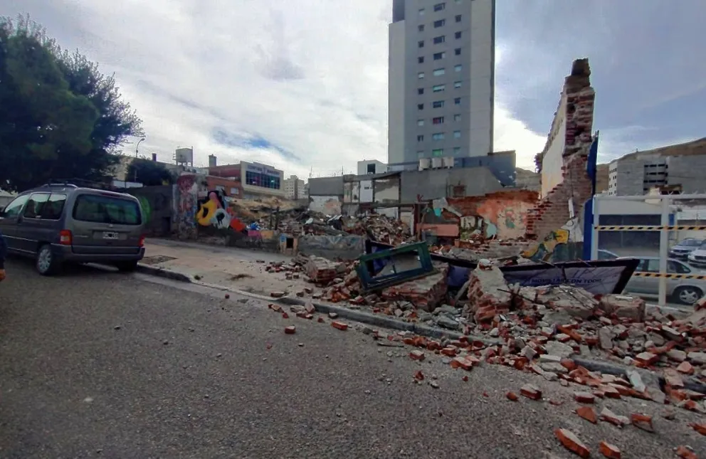 Cayeron árboles, postes, cartelería y hasta una antigua construcción