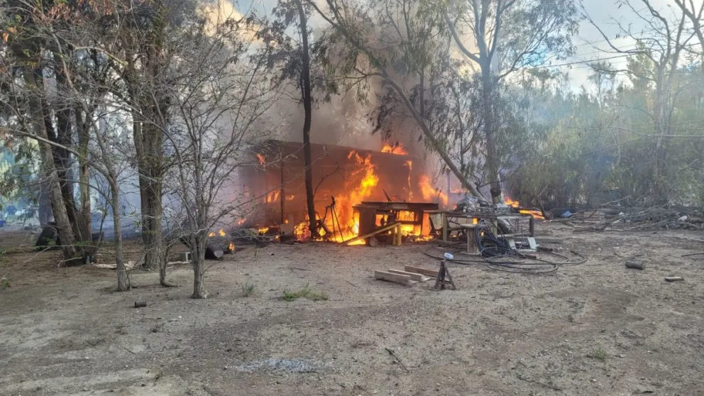 Un galpón utilizado como taller se prendió fuego en su totalidad