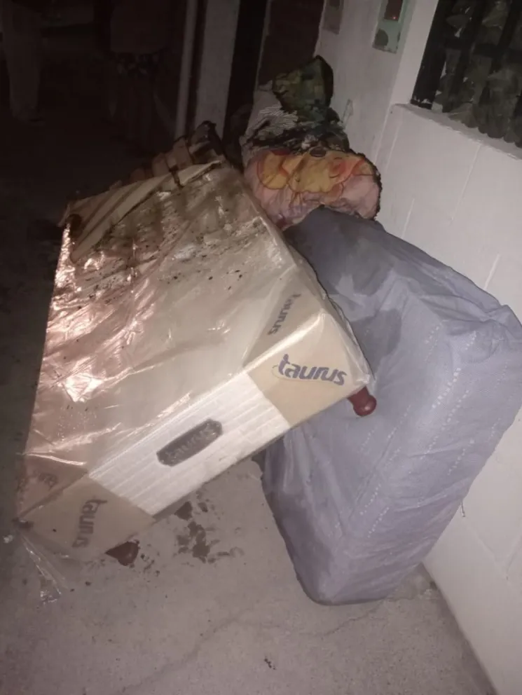 Cayó una vela en un sommier, la propietaria arrojó agua y las llamas se extendieron