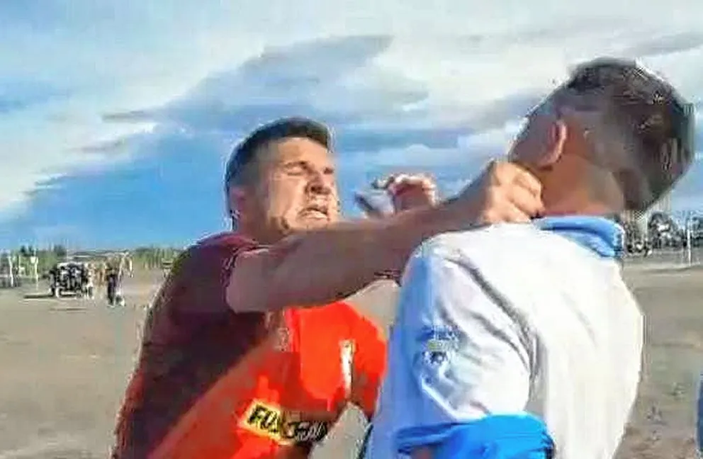 Comisario de la plana mayor a las trompadas con un colectivero tras un partido de fútbol