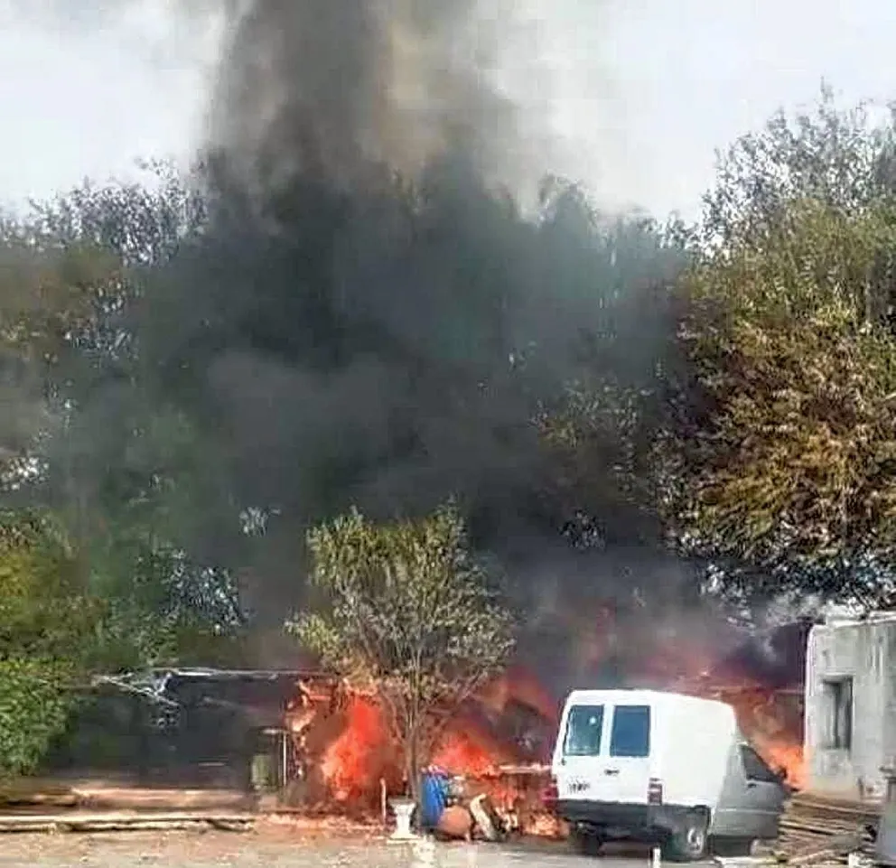 La policía rescató a un hombre cuando se le estaba prendiendo fuego la vivienda