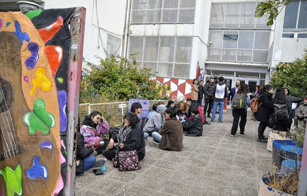Hubo una sentada en la Escuela de Arte para reclamar por las condiciones edilicias