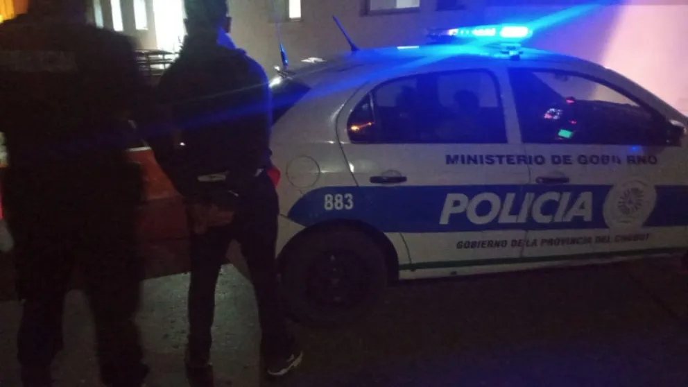 Ladrones dañaron el ingreso a un local y uno de ellos fue detenido 